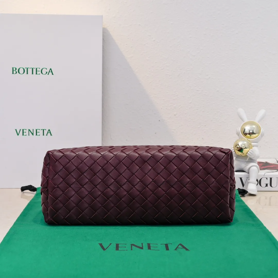 Batch 2460 BOTTEGA VENETA 2024 spring and summer new small ANDIAMO chain bag is also available! 🔥🔥I believe many friends have been waiting for a long time. The metallic chain adds a touch of sophistication to the original softness and elegance of Andiamo. The collision of classic craftsmanship and elegance creates a different kind of beauty. Style number: 6009 Size: 32*24*12cm